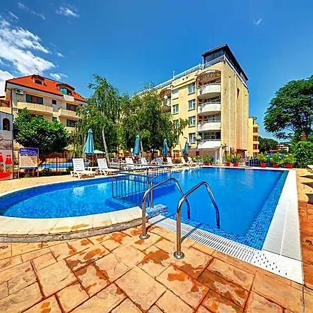Paloma - In The Center Of The Hotel